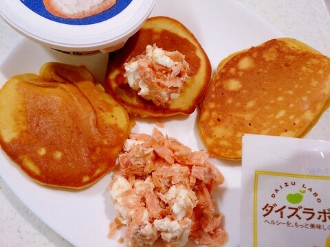 基本の大豆粉いりパンケーキで鮭クリーム添え